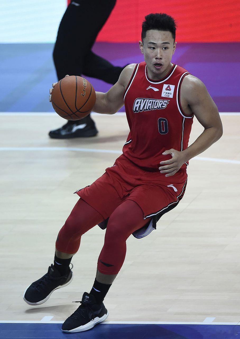 贺希宁，像是标准化精加工车出来的CNC工业制成品。强壮、精准、高效。你不需要达到