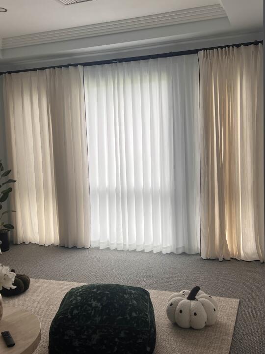 澳洲海运窗帘成功，自己安了俩个窗帘