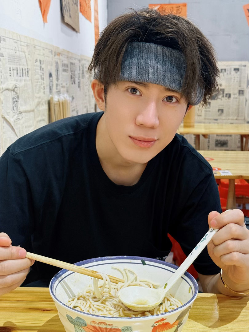 鹭卓新歌选择题 lz鹭卓 所有努力生长的人，终会迎来属于自己的花期。