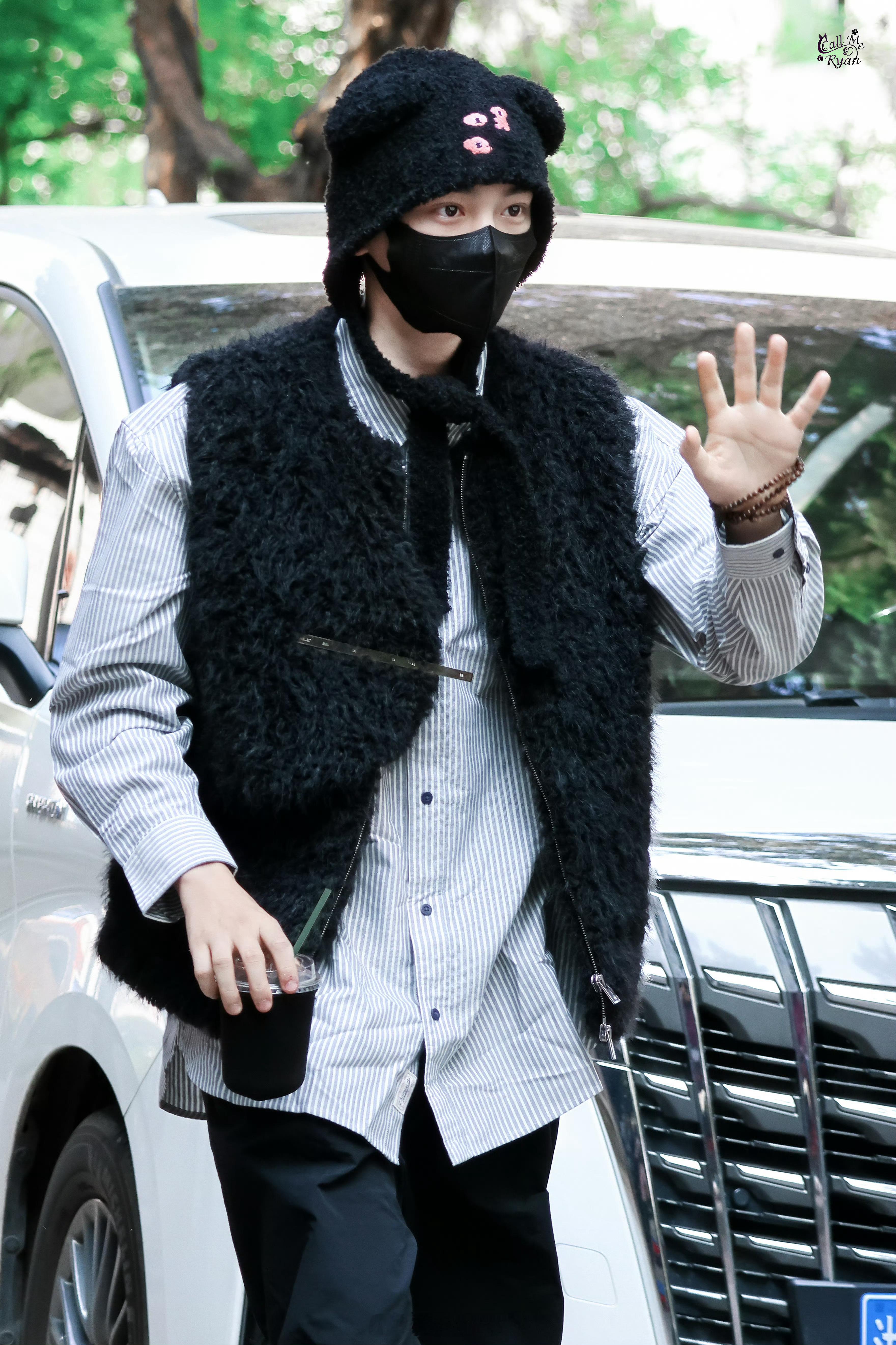 丁禹兮司宫令最新上班路透，帽子很可爱人更加帅了！丁禹兮帽子多的可以开店了