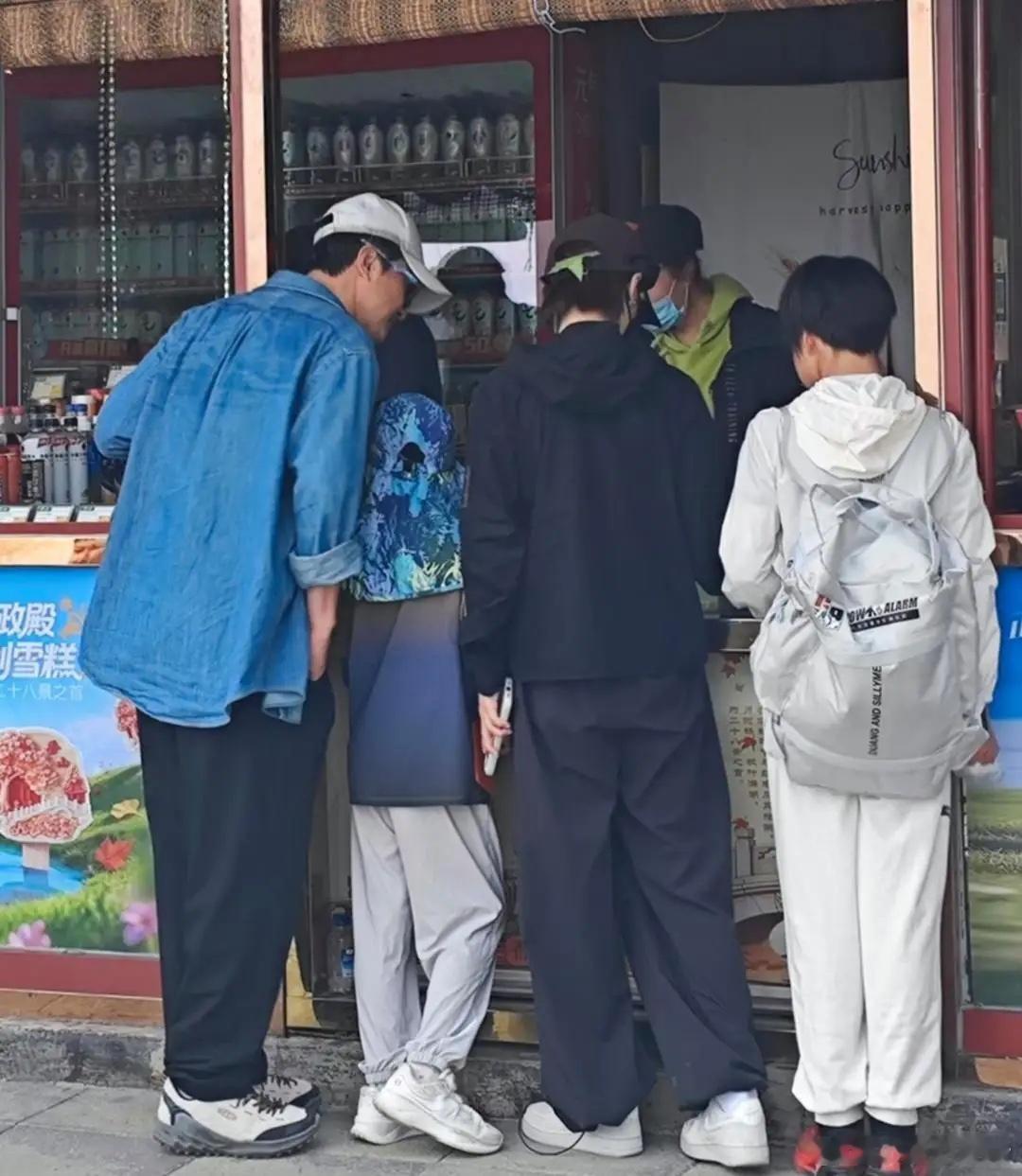 吴京和谢楠带两个儿子现身北京香山公园游玩，一家四口穿着休闲运动装，低调又温馨。吴
