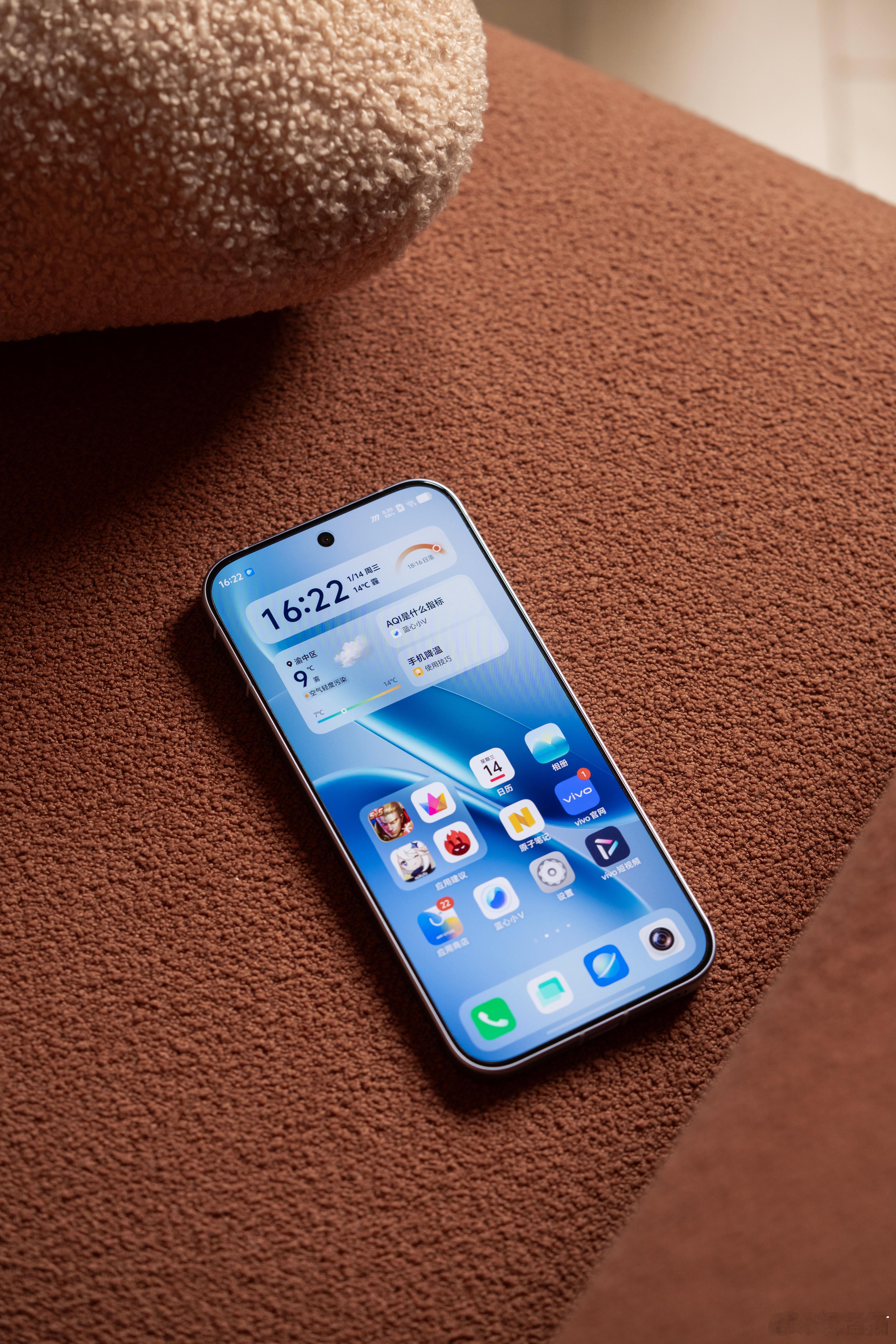 iQOO Z11 Turbo的质感很在线，握持手感也不错