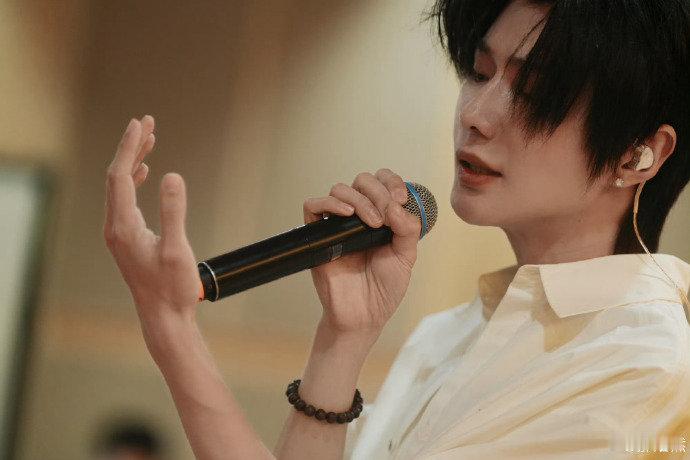 郝熠然演唱会彩排照郝熠然努力不负期待 郝熠然演唱会彩排照 