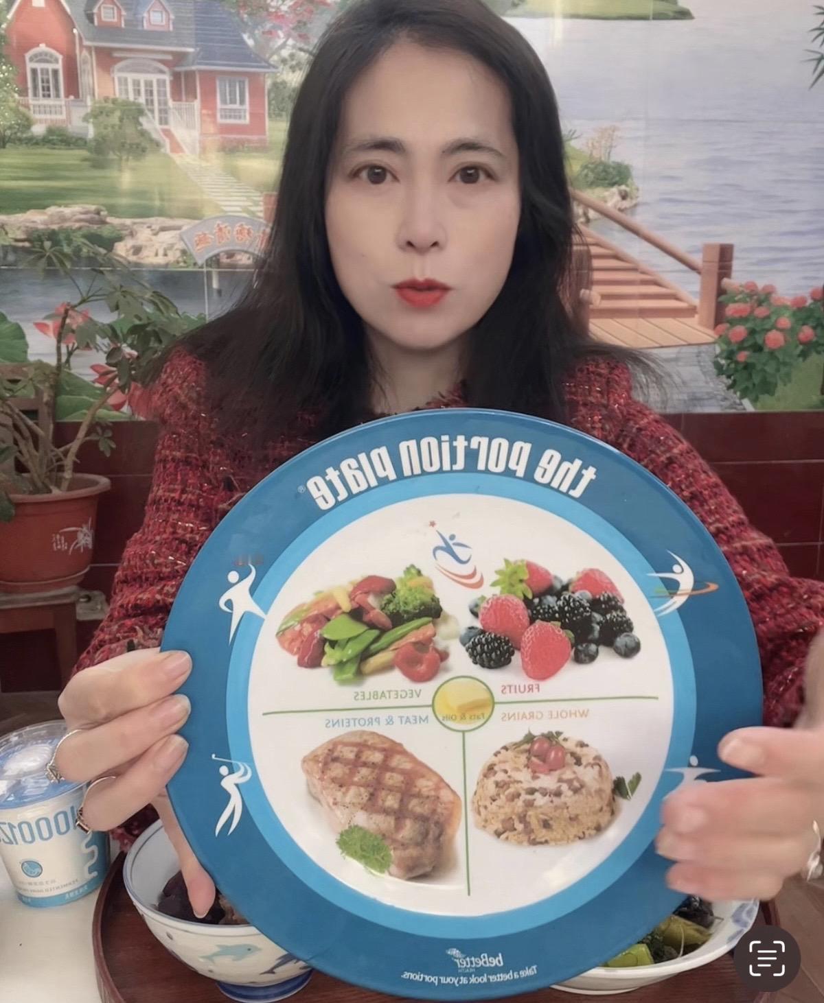 根据身体活动量安排饮食。分为减肥，控体重，增肌肉（要多练抗阻力）会吃会练[耶]
