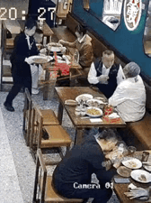 饭店内，年轻女服务员给客人上菜，送汤的过程中，不小心碰到了一位男士的衣服上，女孩