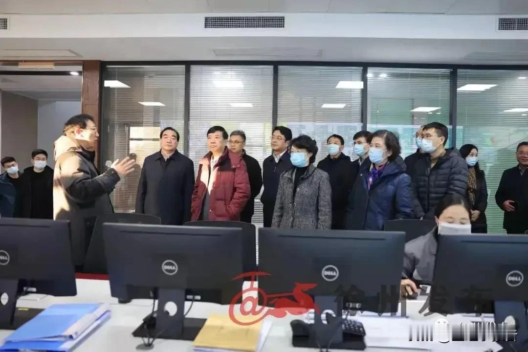 周铁根卸任徐州市委一把手职务后赴省人大工作，期间也曾多次到徐州视察工作。下面这幅