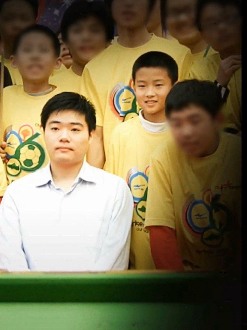 赵心童晒与丁俊晖旧照从儿时仰望偶像的懵懂，到世锦赛赛场上的巅峰对决。🎱 跨越2