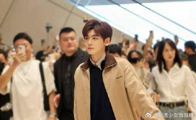 翟潇闻一款贵贵的秋日男友 今天的翟潇闻完美诠释了什么是秋日男友，有温度、有质感、