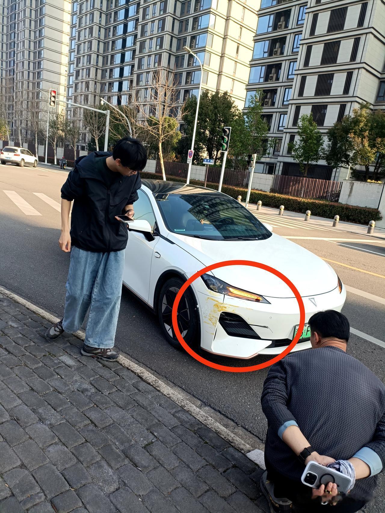 谁之责？
今天坐公交车回家，遇上了公交车和私家车擦碰的事故，幸好事故不大。但我想