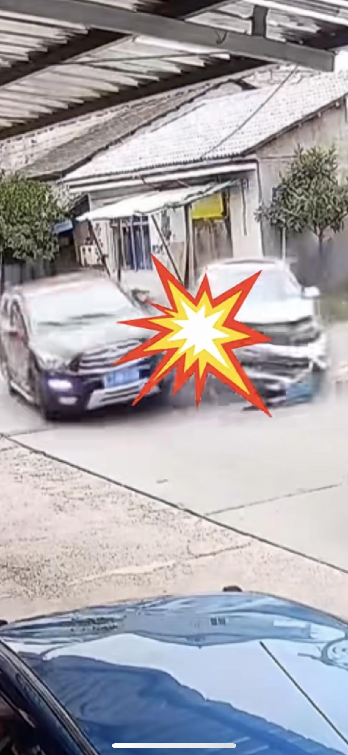 近日湖南常德，两车经过路口未减速迎面猛烈相撞，行人从两车中幸运避开躲过一劫！提醒