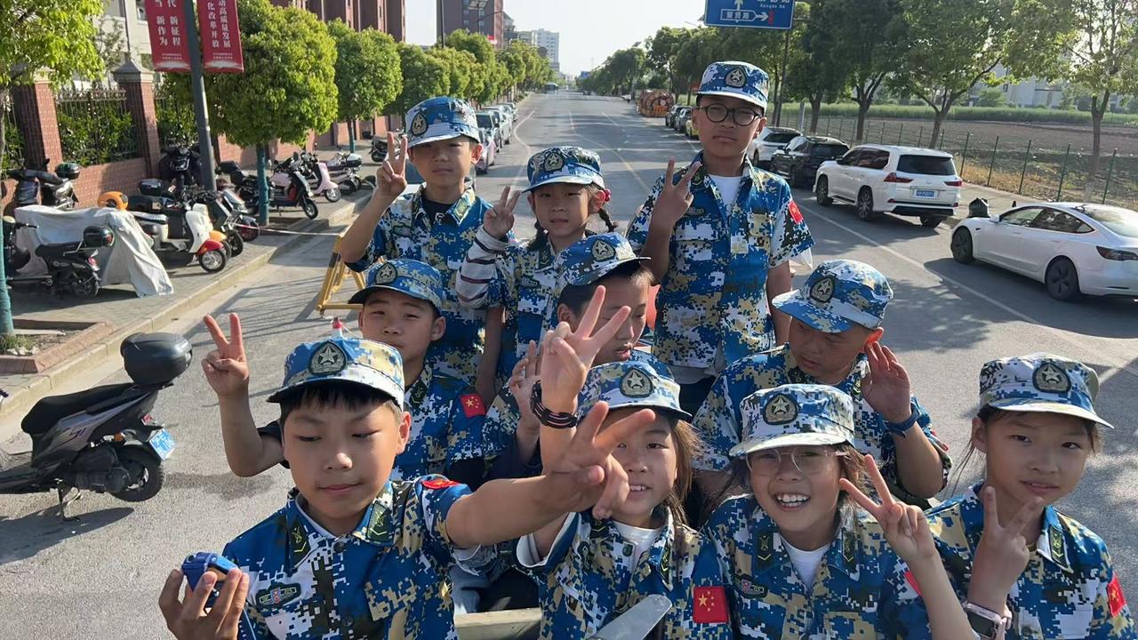 军训该不该取消，这是个争议话题。有人觉得军训是形式主义，一个高一孩子军训猝死，就