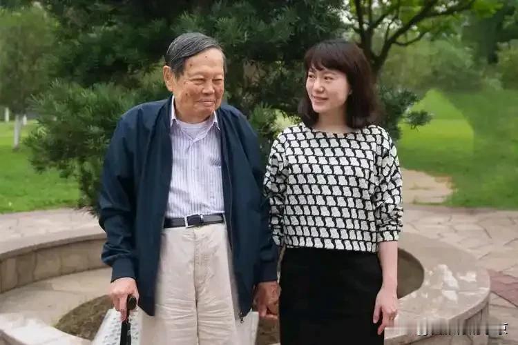 杨振宁病逝，最悲痛的当属翁帆
        物理学家，诺贝尔奖获得者杨振宁先生