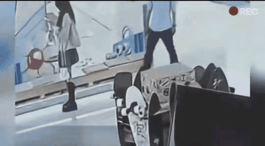 姑娘们，出门在外一定要注意，不能一直看手机，自己隐私都被侵犯，还没有感觉，视频里