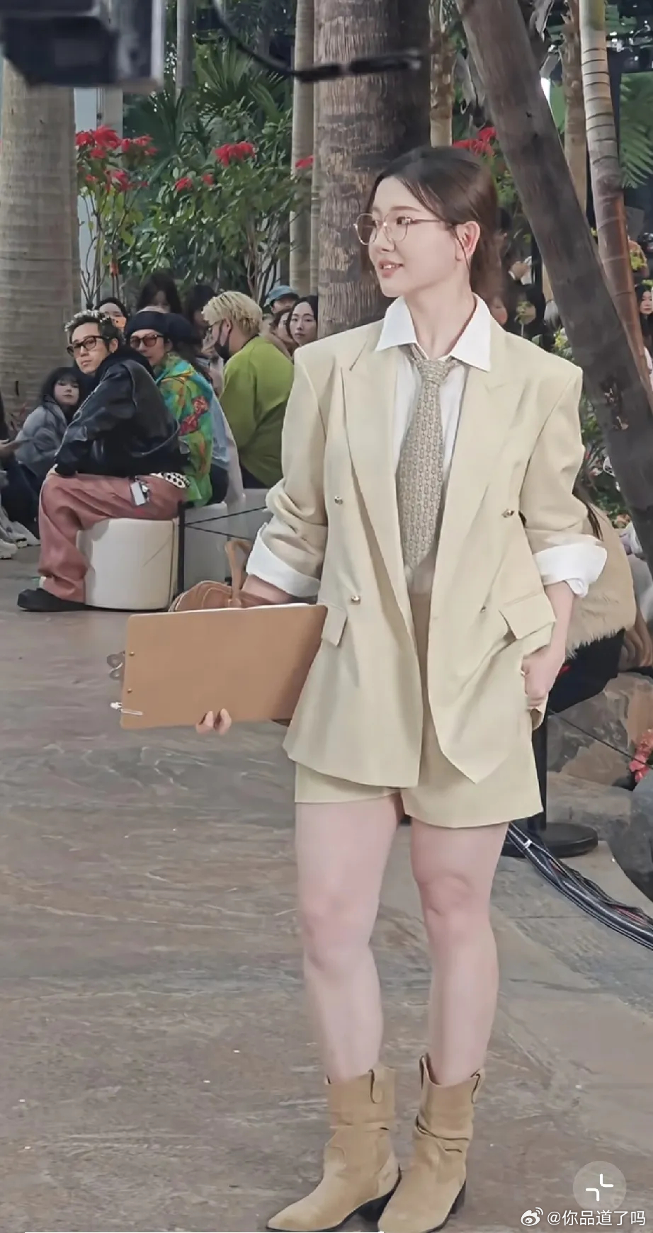 孟羽童现身上海参加大家时装周活动，她是浙江大学的高材生，也曾是格力董总的助理，因