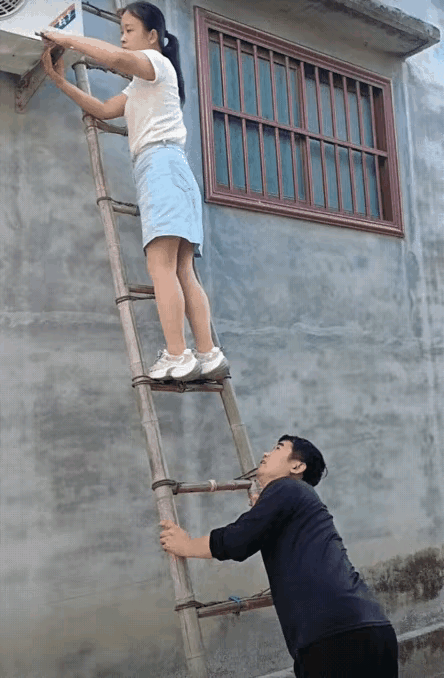 扶个梯子你看啥呢，能怪上面的女子吗？
