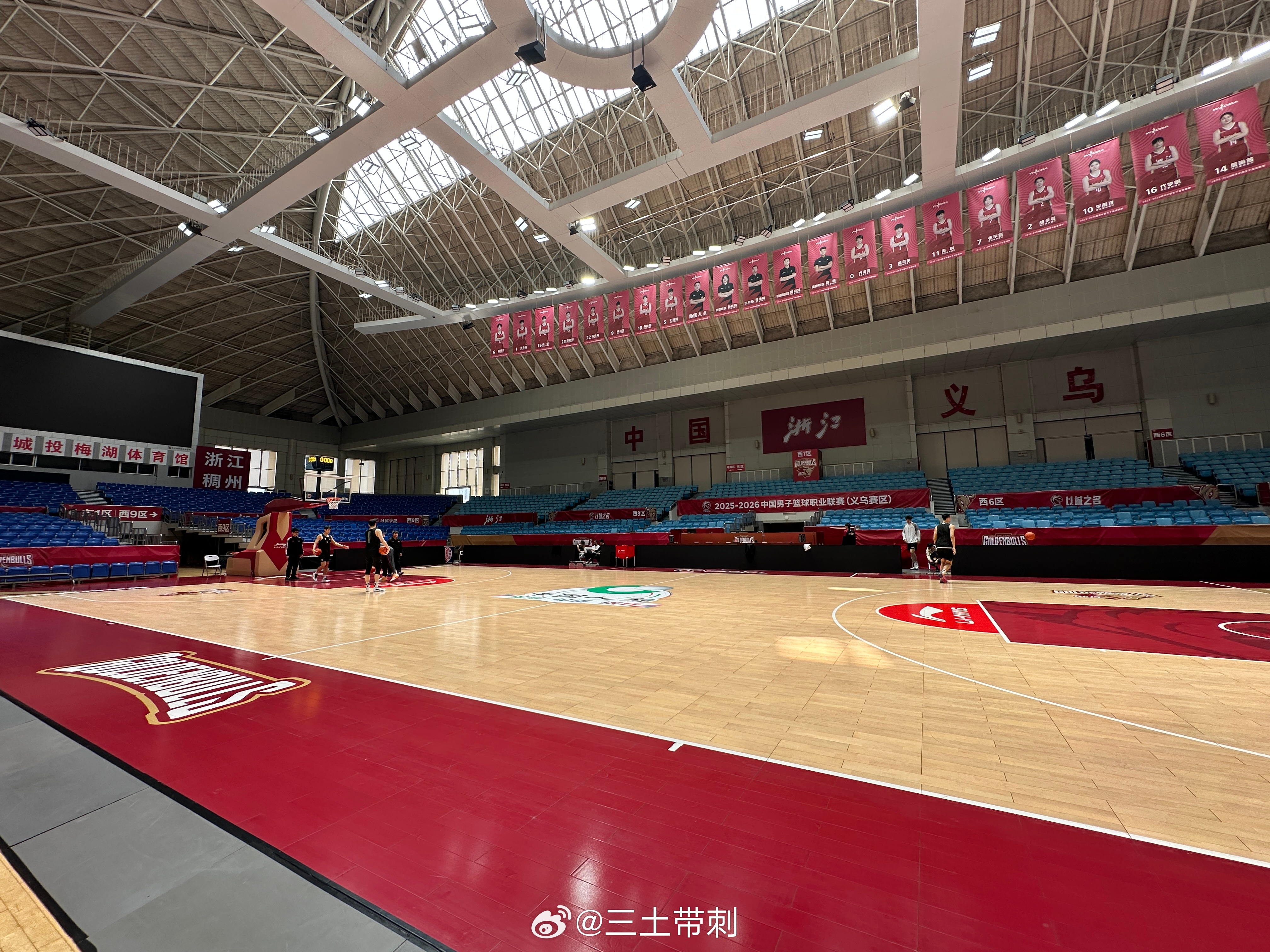 浙江男篮vs北京男篮 浙江的主场，踩场一个当地媒体都没有 义乌·义乌市梅湖体育中