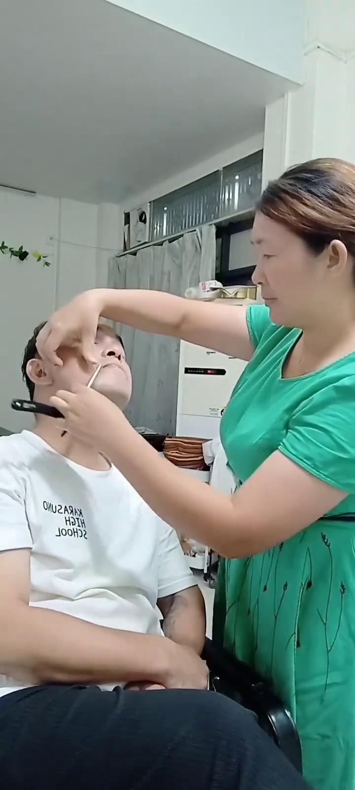 哎呦我的妈，哈哈哈哈。