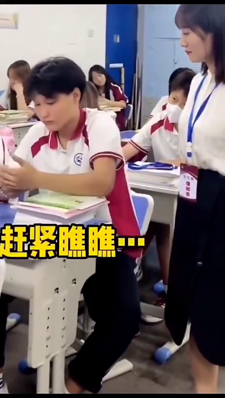 这是想干啥？谁给我及消息？赶紧瞧瞧，谁发的？没谁。僵住，竟然还带小皮筋。这是？班