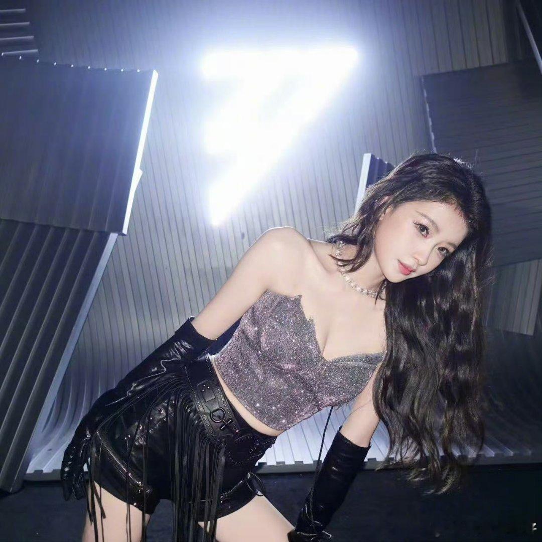 孙怡 幼态脸高妹那天选人的时候我就一直盯着孙怡的腿看，又瘦又高，腿好长！！ 