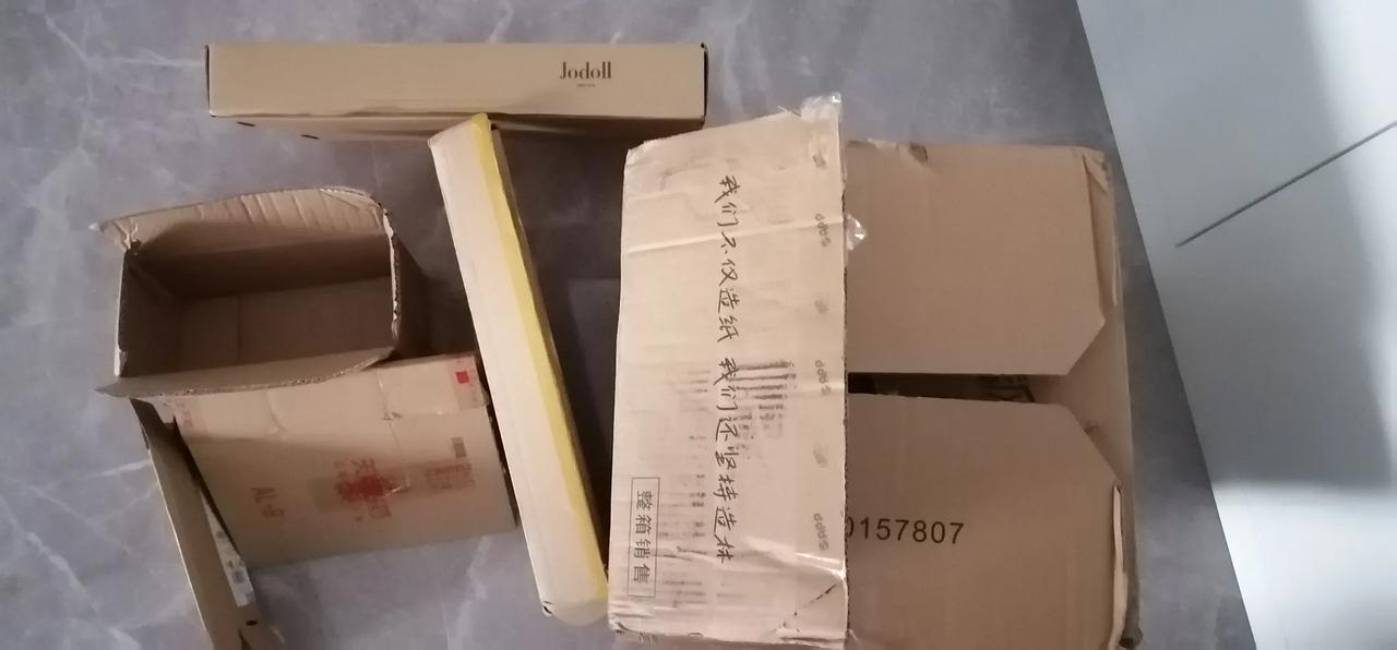 昨天和今天，收了好几个快递，有孩子们买的衣服，一大盒卫生纸，还有一些零七八碎的日