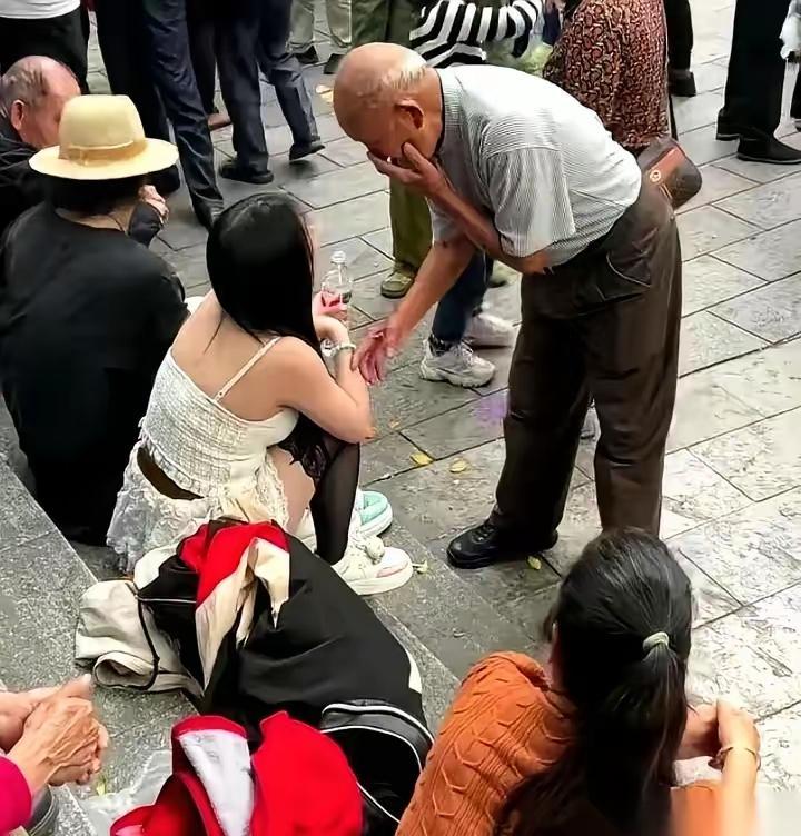 近日，柳州公园里，一群六七十岁的大爷，兜里揣着票子，就盼着天快点黑。天刚擦黑，就