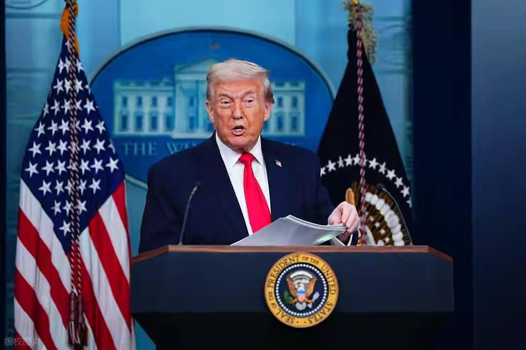 特朗普拉普京“入群”？表面和平邀约实则美俄暗战，这盘棋谁赢？