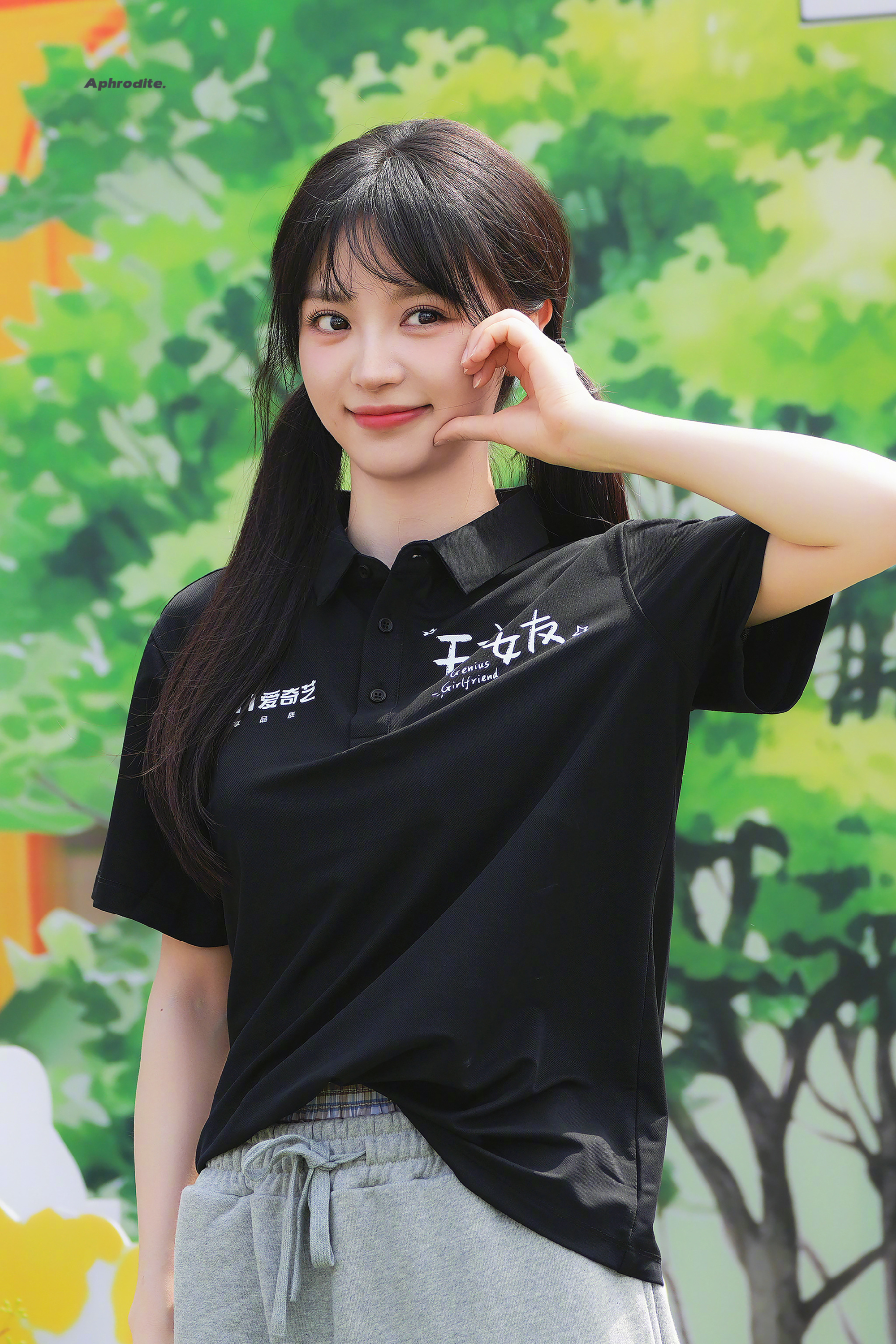 天才女友开机《天才女友》剧情也就那样，但田曦薇的甜妹感+胡一天的大长腿，天才少女