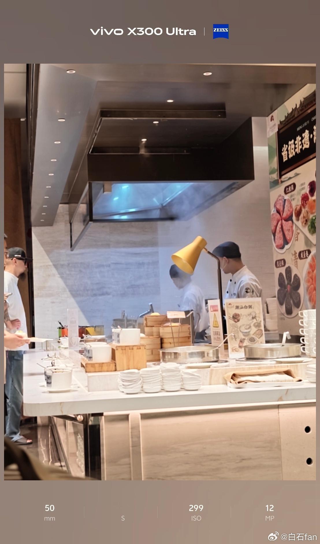 汕头白天鹅这个酒店，7点15分了，早餐都没准备好😟。吃个面，锅没煮开还。房间还