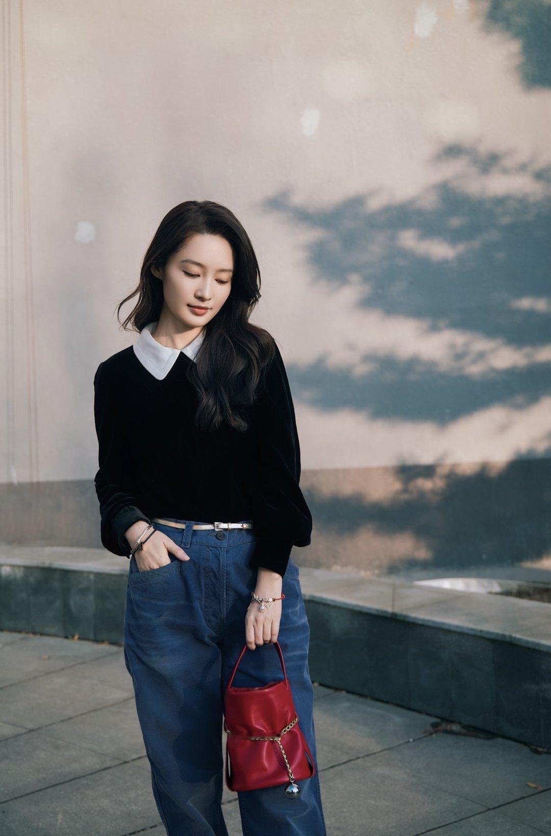 李沁分享的日常照～网友还以为抱着的是电饭煲，其实是礼盒。“🎁🎁🎁好像一切都