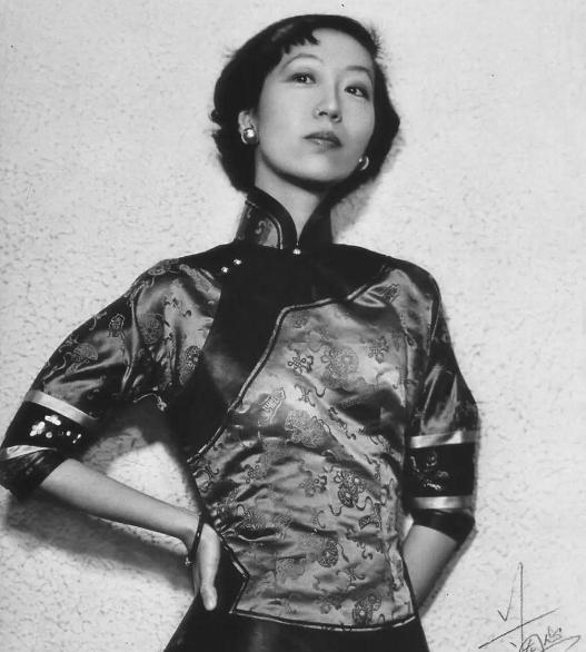 1995年，张爱玲在美国去世，一周后尸体才被发现，她一丝不挂地躺在行军床上，房间