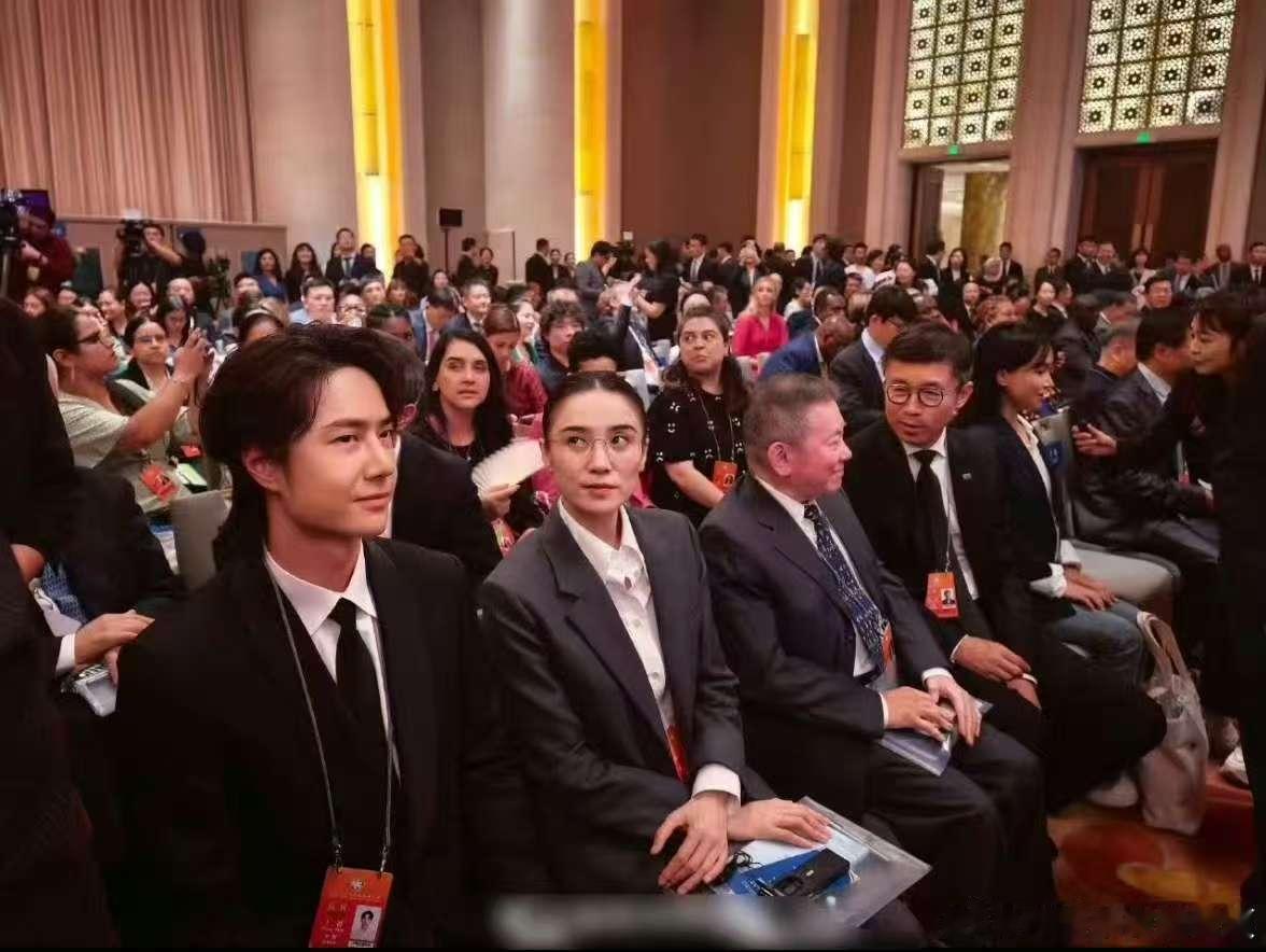 王一博宋佳同框照王一博宋佳同座参会照王一博宋佳同座参会，优秀代表，不错不错 ​​