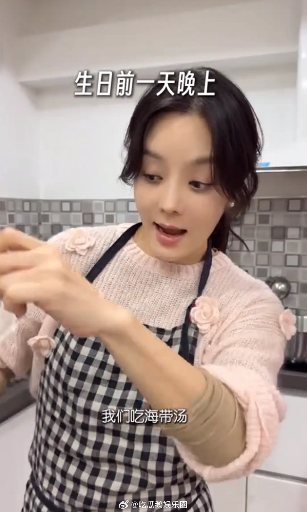 蔡琳一家三口别墅为儿子庆生，按韩国习俗没做面条，煮一锅海带汤！ 