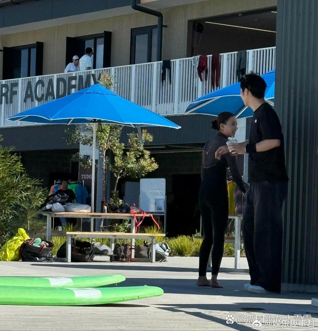 澳大利亚偶遇何超莲窦骁窦骁何超莲澳洲度假被偶遇，两个人有说有笑， ​​​