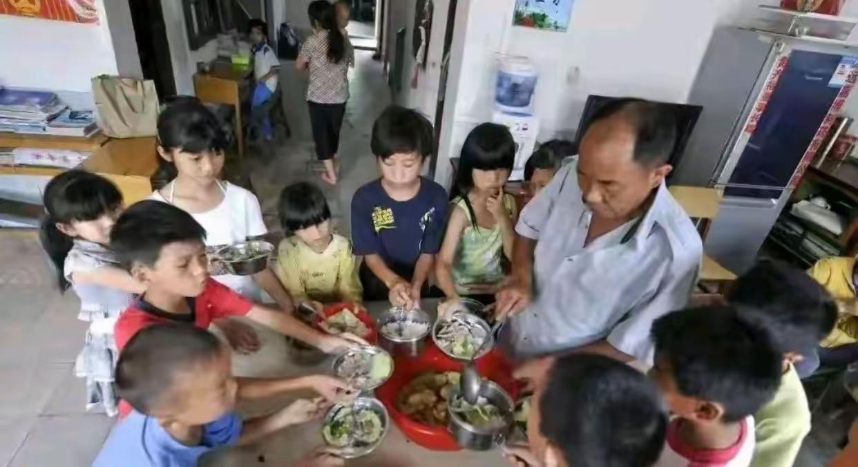 广东屠夫凌晨 3 点磨刀，家徒四壁却养大 1122 个孩子：他不放屠刀，却已立地