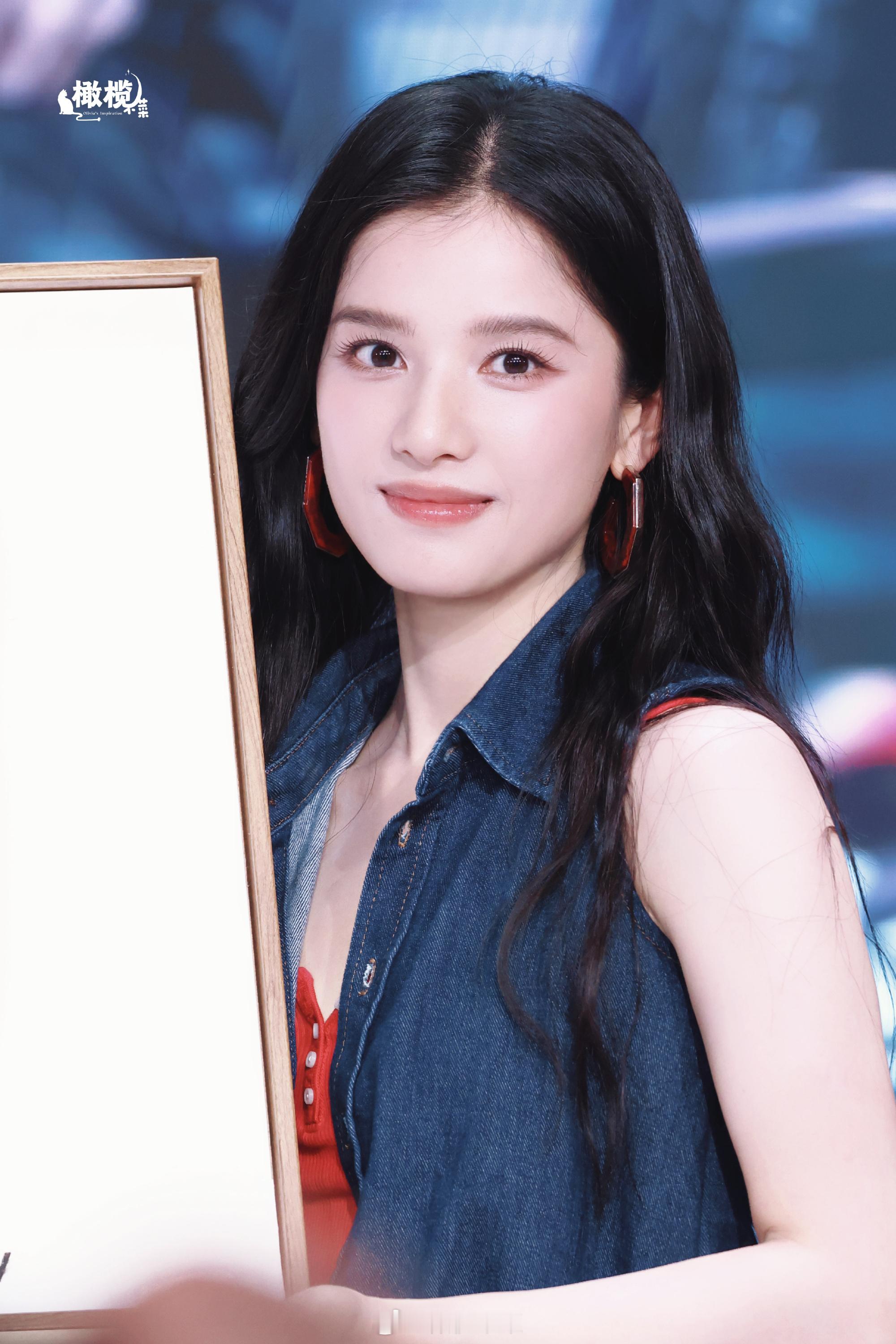 张婧仪写给角色苗靖张婧仪出场太美了苗靖像盛开的向日葵，张婧仪萌萌的美美哒，谁会不