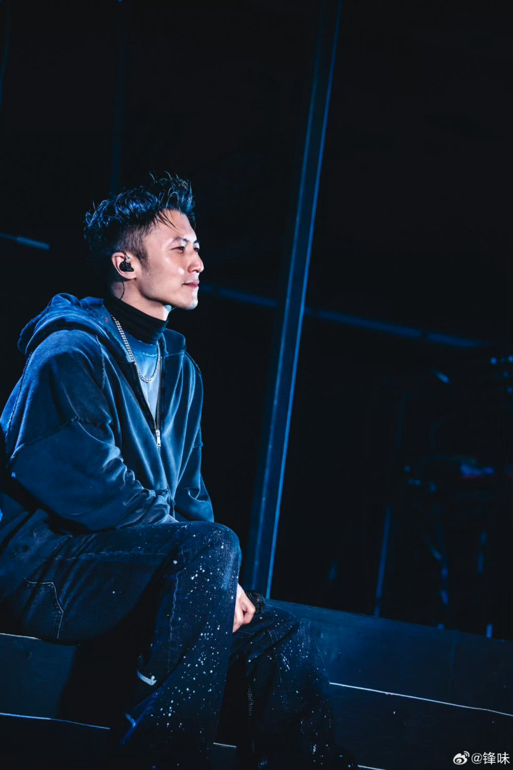 谢霆锋新歌推倒重来 谢霆锋《推倒重来》里的机械朋克元素太酷了！金属感+摇滚嗓，这