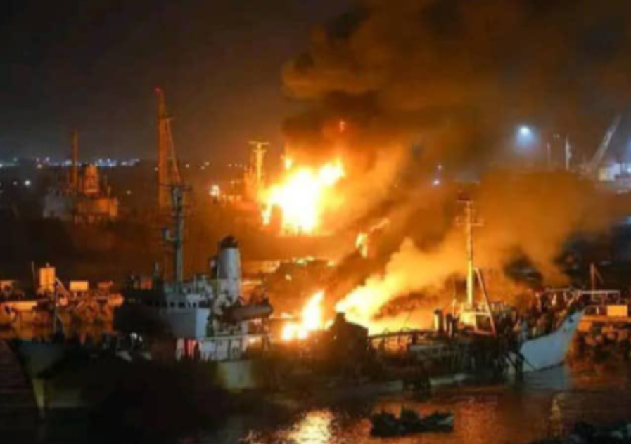 沙特摧毁两艘阿联酋军火船，爆炸火光照亮整个港口，白宫：这下麻烦大了！”曾经在也门