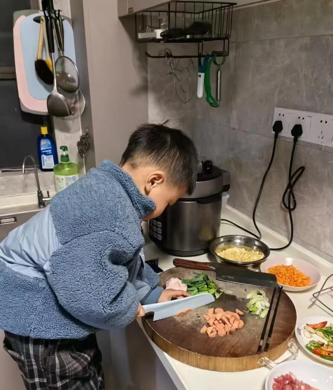 谁能懂啊！昨晚家里跟打仗似的，老婆拿着衣架把儿子嘴巴都抽出血了，就因为五年级的娃