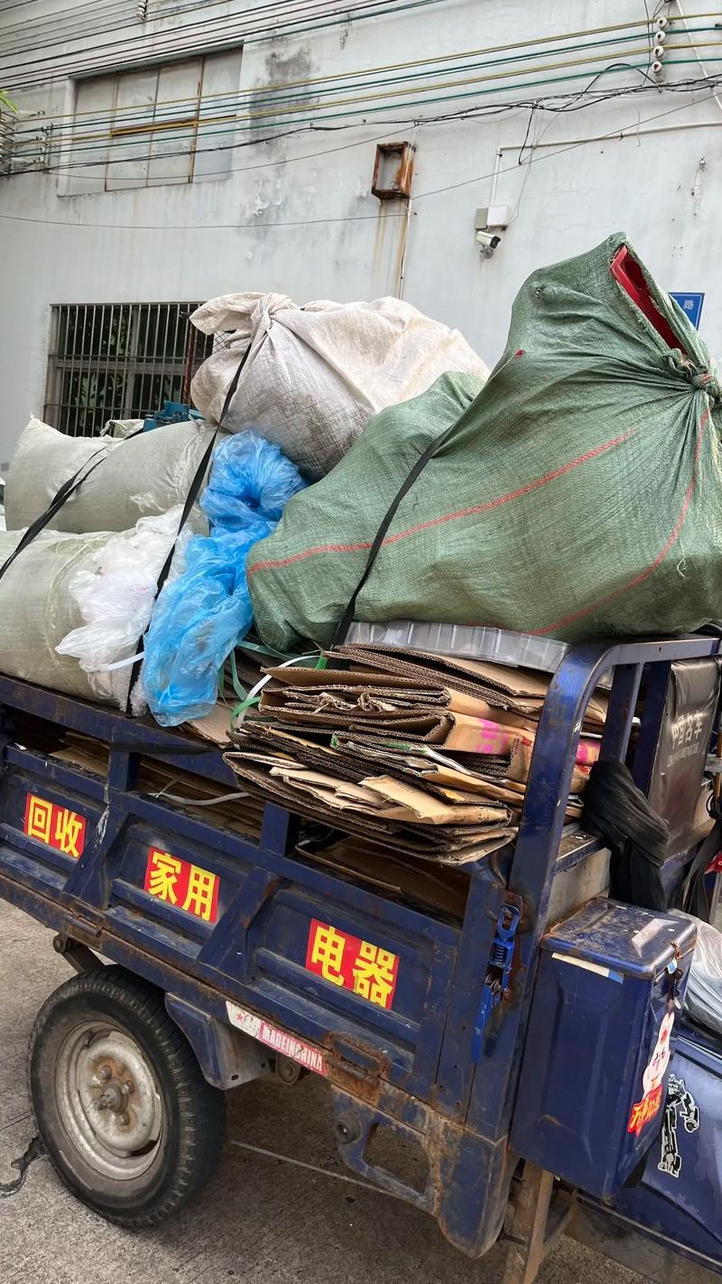 不体面却赚钱的工作我首先想到的是“再生资源回收”，小区旁的几个点都是小夫妻在经营