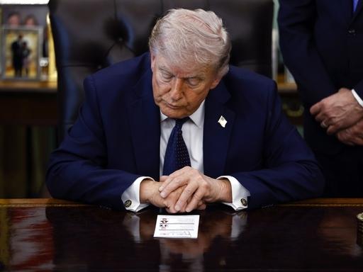 伊朗公布对等反制清单，霍尔木兹海峡局势随时冲击全球能源。

特朗普宣称美军已经完