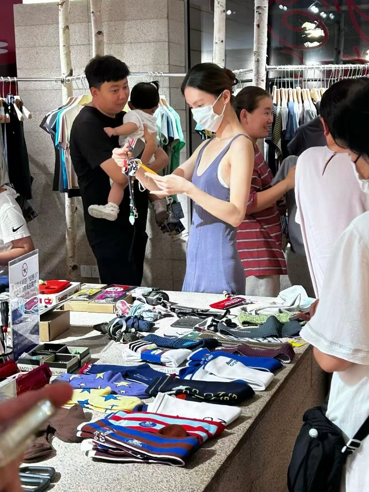 被偶遇在阿那亚逛街的金晨阿那亚偶遇金晨购物阿那亚偶遇金晨逛街