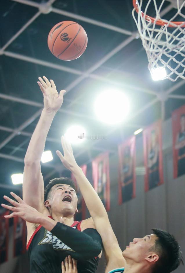 今天是深圳球员李慕豪的33岁生日我的观赛搭子cba30年有你有我 ​​​