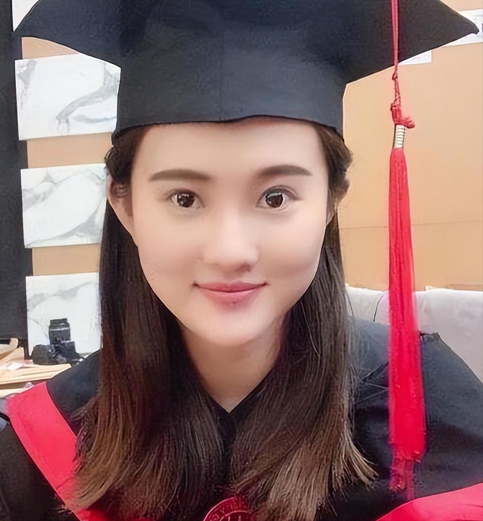 不愧是中国最漂亮的美女教练！和全红婵一起在跳台前留影，这满屏的盛世美颜也是绝了，