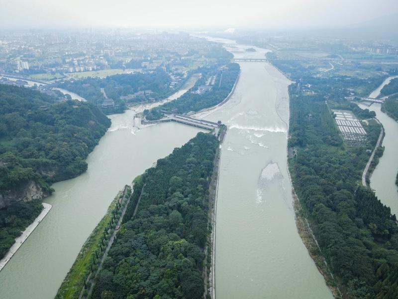 都江堰紫坪铺水库这事儿可太有戏剧性了。一开始传有人放生约1万斤埃及塘鲺，这可不得