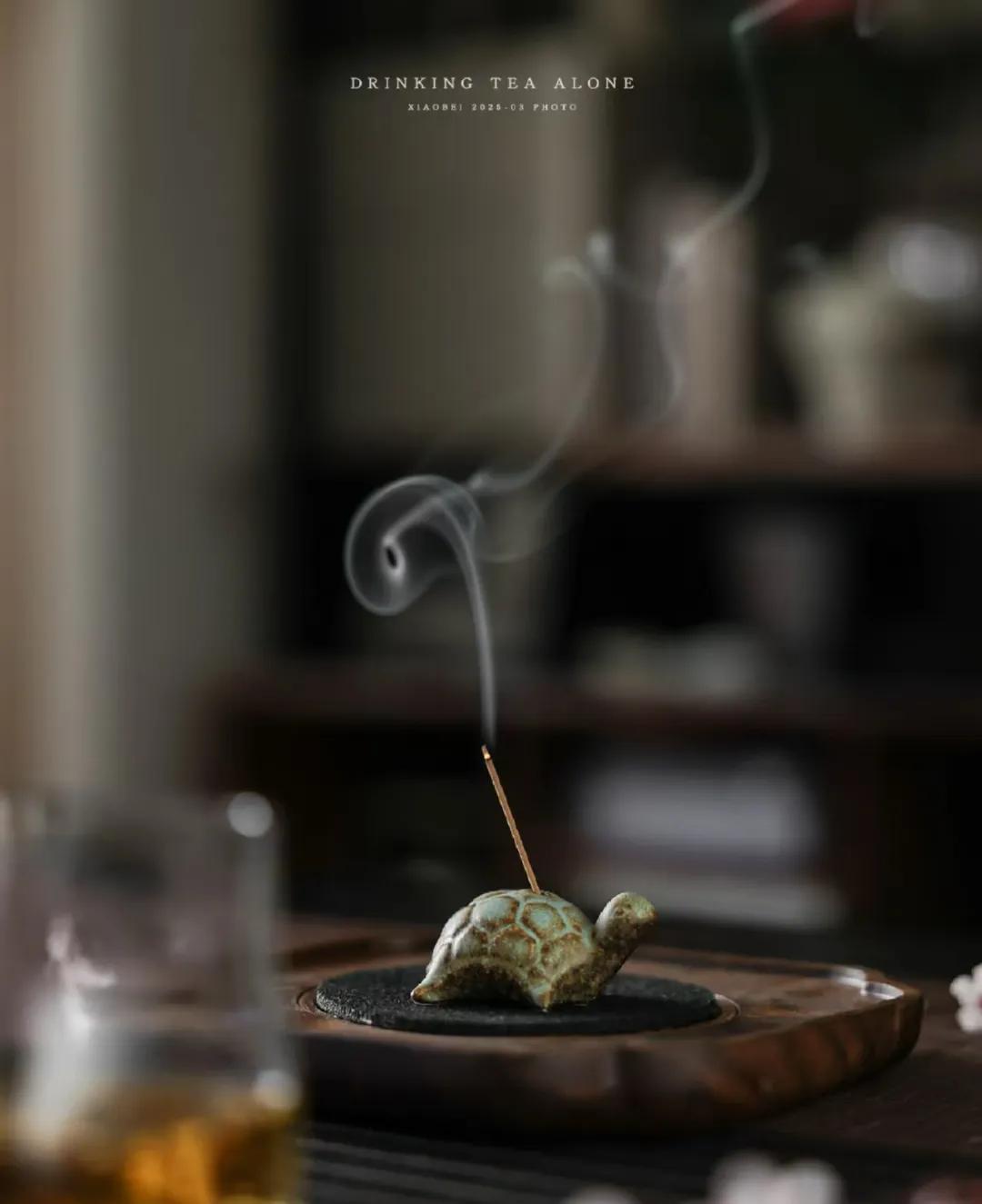 昨晚很不愉快。

读高一的儿子回来了，因为高考布置考场，儿子要放几天假。

回来