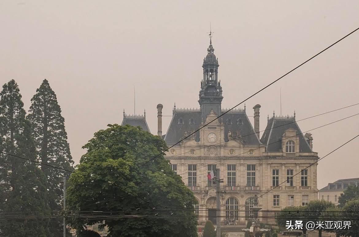 法国一座拥有143年历史的利摩日市政厅，于1883年建成。

在10月17日法国