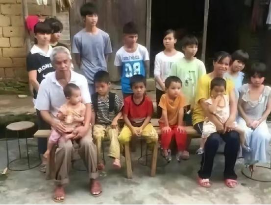 不愧是广西第一猛男！1994年49岁的梁平将19岁的女友带回了村里，两人举办了婚