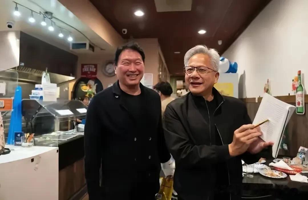 今天黄仁勋已经奔赴韩国吃烤五花肉了！上次李在镕请他在首尔小馆子里吃炸鸡，此番集结