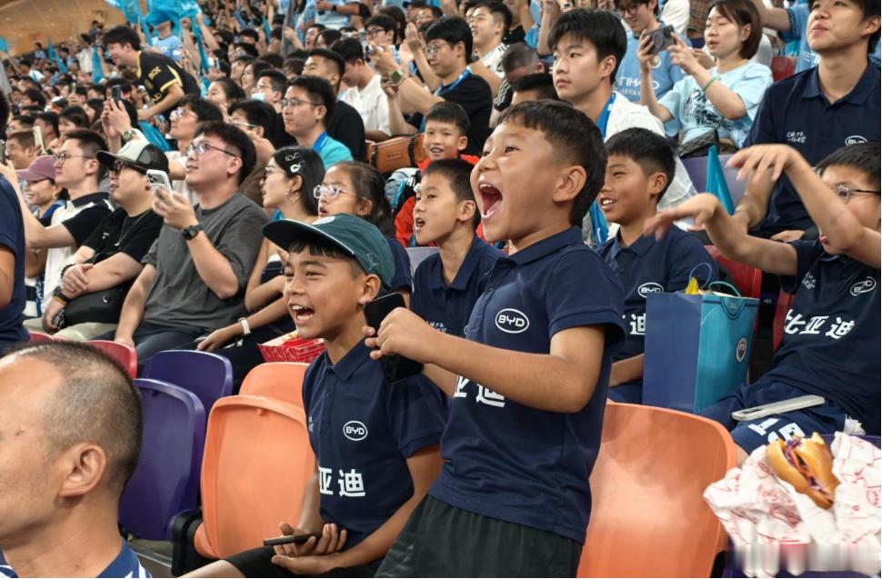 8月1日，香港足球文化节迎来一场万众瞩目的豪门对决，英超蓝月曼城与意甲蓝黑军团国