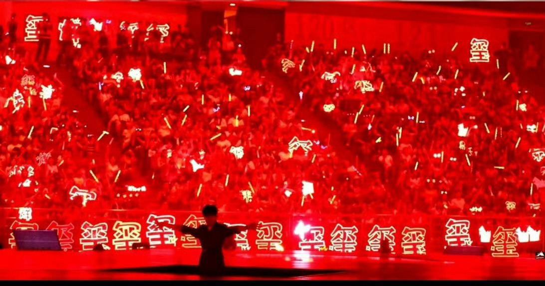 被易烊千玺的红色氛围环绕出门随处都是红色应援布景，整座城市满满红海氛围感。能被漫